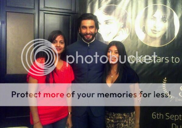 photo RanveerSinghWithGirlsFansatSAIFTA_zpsdddc3f09.jpg